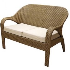 Плетеный диван с подушками для летних кафе и ресторанов. Искусственный ротанг